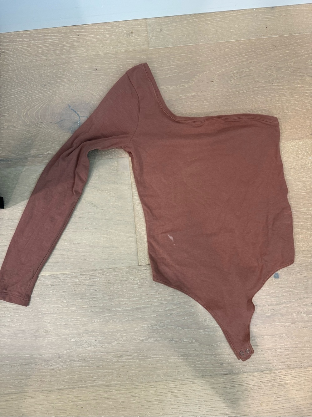 Abercrombie & Fitch One-Shoulder Long-Sleeve Bodysuit in Rust Brown
